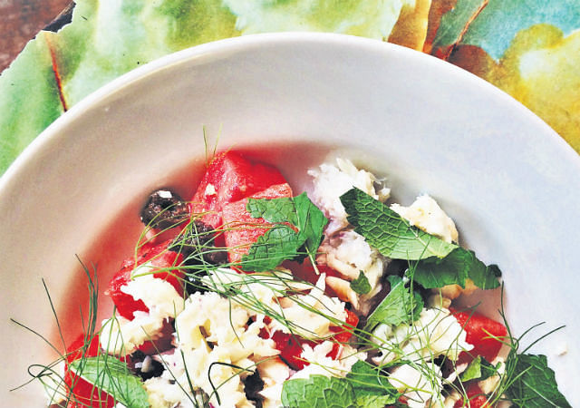15 yummy foods and drinks to keep cool in hot weather salad.jpg