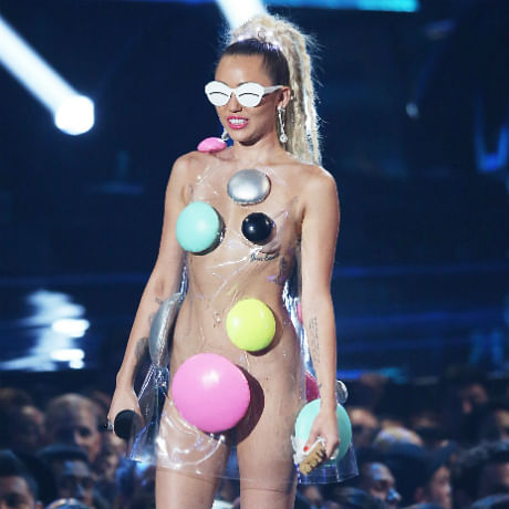 The 8 craziest outfits at the VMAs 2015 will leave you speechless! Thumbnail