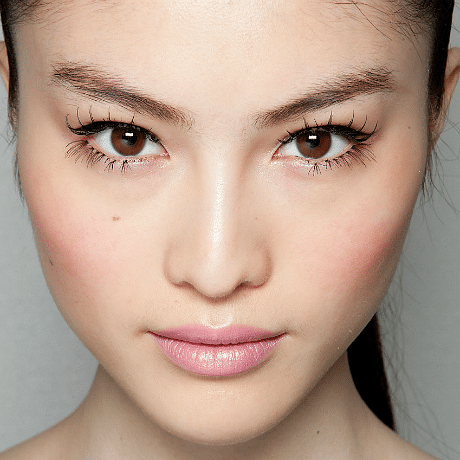 This 2-step Korean blusher contouring trend is perfect for the office!