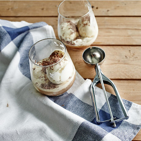 https://media.herworld.com/public/2016/04/easy_affogato_recipe_t.jpg