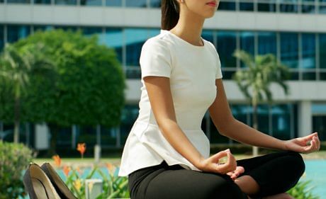 ways to practice mindfulness in the workplace THUMBNAIL