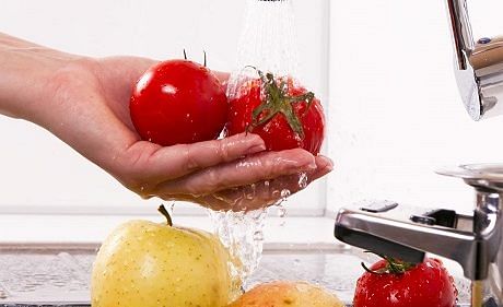How to properly wash vegetables and fruits to remove pesticides