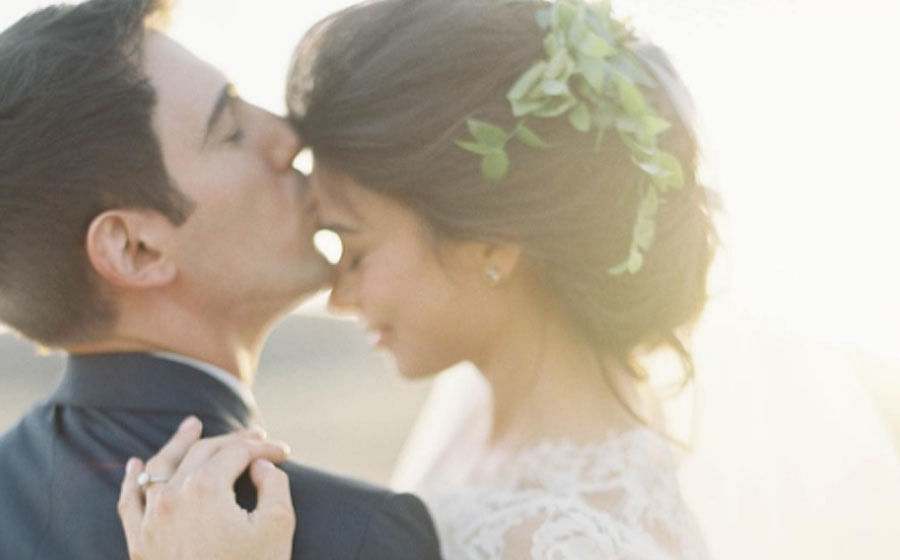 20 Romantic Shoulder Kiss Wedding Photography Pose Ideas | Deer Pearl  Flowers