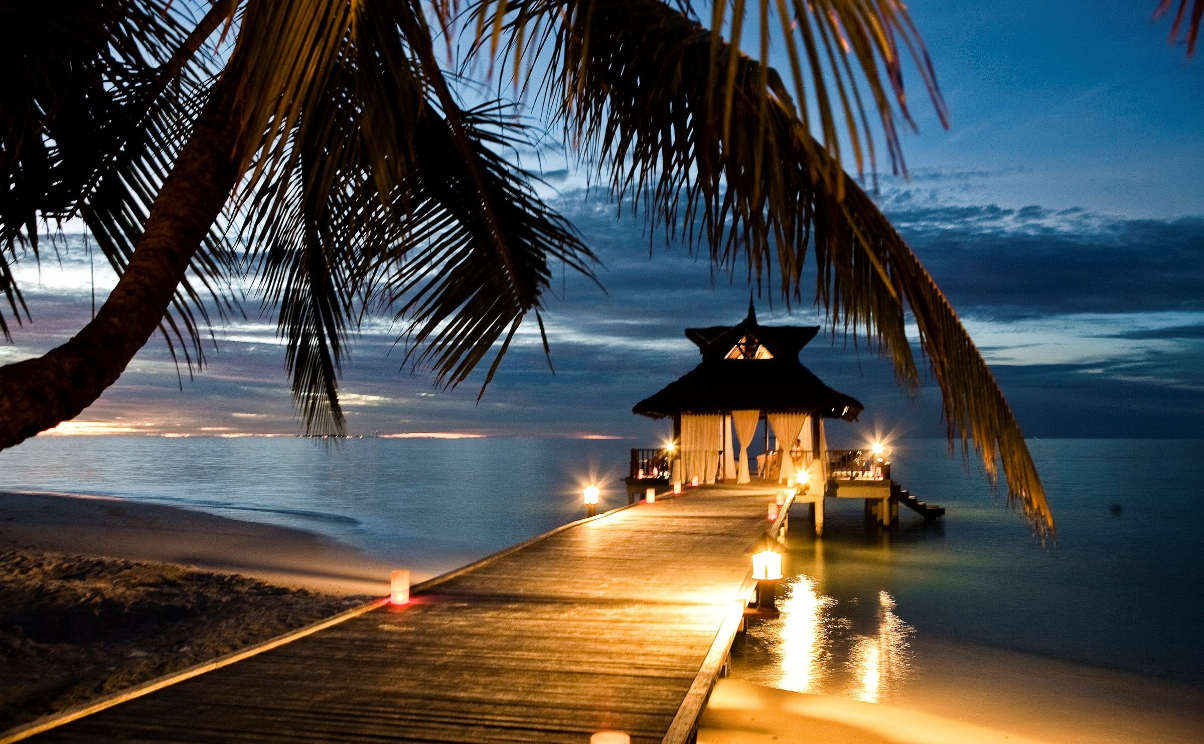 Самый красивый вечер. Banyan Tree Мальдивы. Banyan Tree Maldives Vabbinfaru 5. Вечерний пляж. Мальдивы вечером.