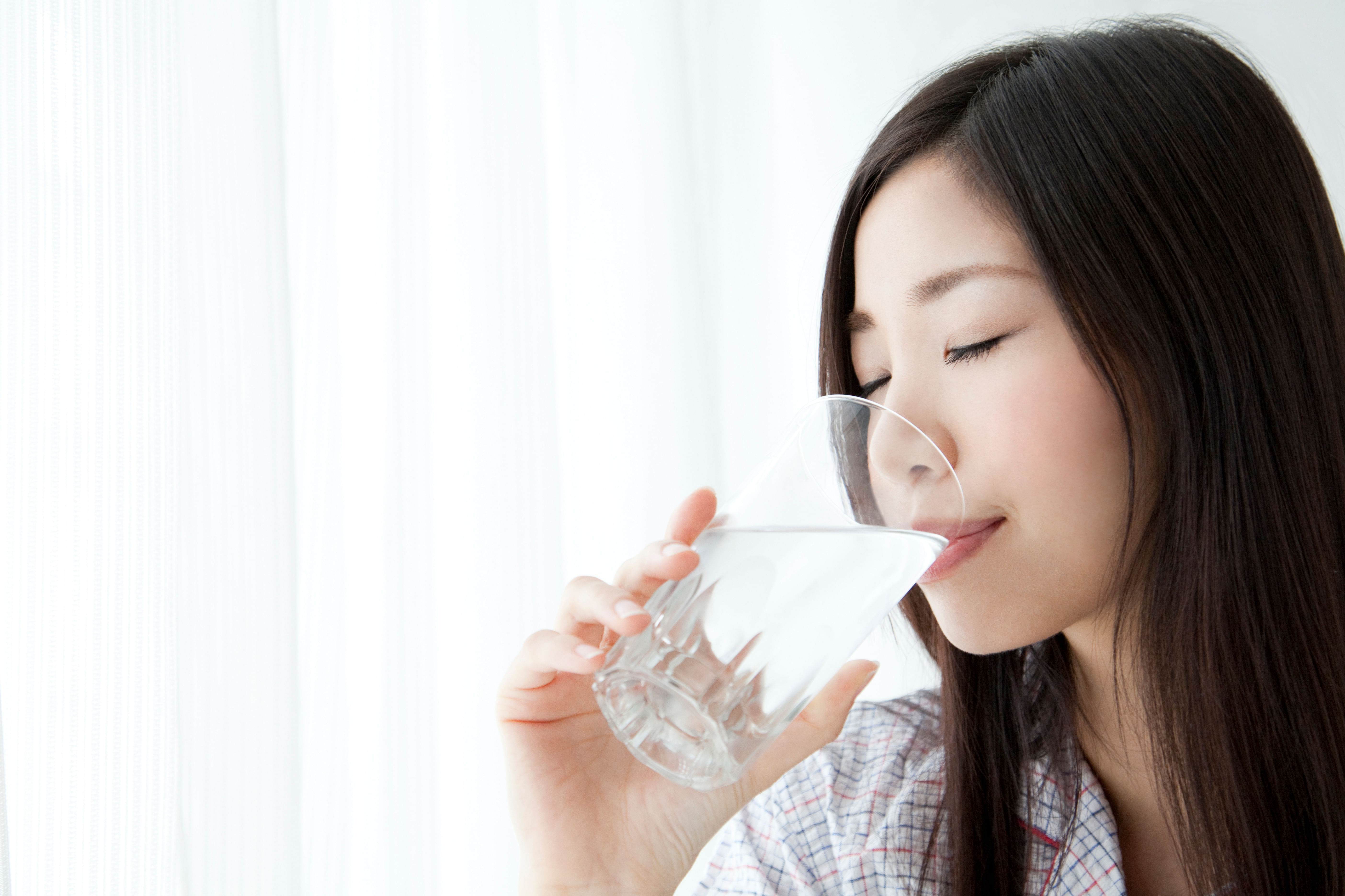 Drink japanese wife. Азиат пьет воду. Девушка пьет воду азиатка. Девушка пьет воду азаитка. Молоко.