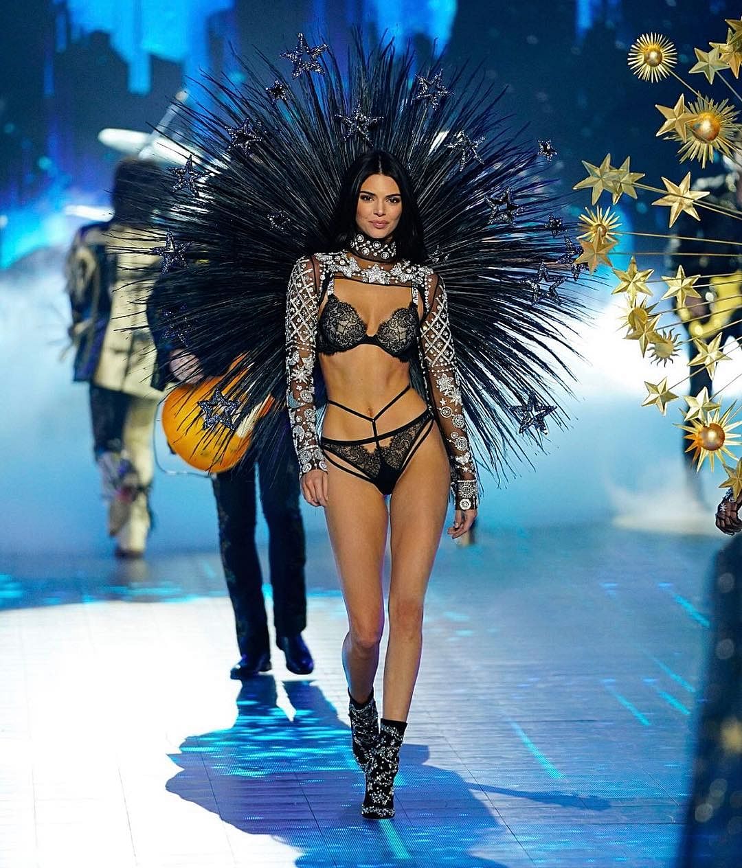 10 of the most show-stopping looks Victoria's Secret has pulled off this  year - Her World Singapore