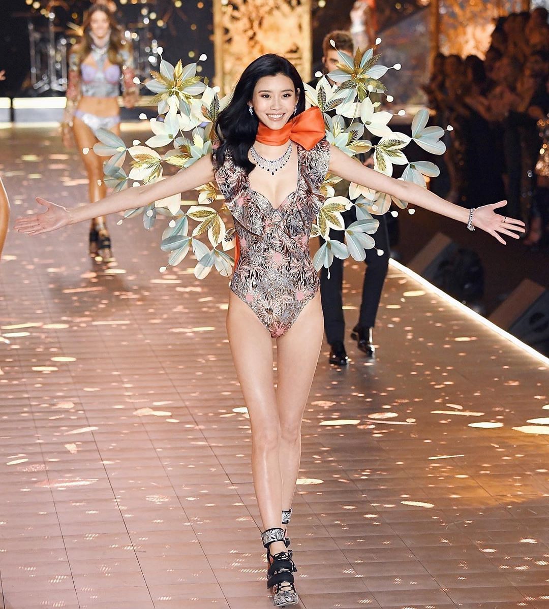 10 of the most show-stopping looks Victoria's Secret has pulled off this  year - Her World Singapore