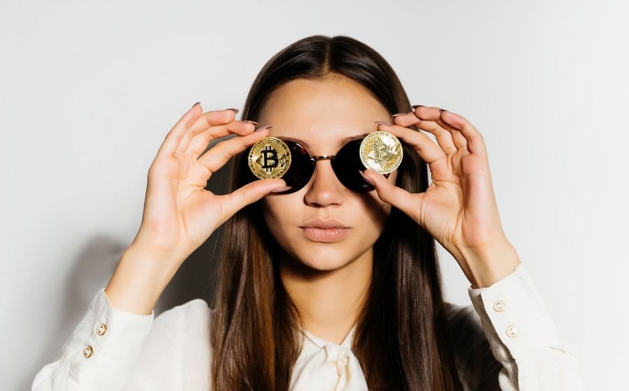 woman_with_bitcoin_1