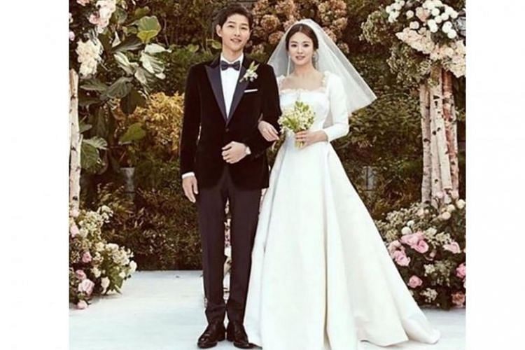 The couple married in an intimate outdoor ceremony at Yeong Bin Gwan, a Korean-style banquet annex to The Shilla hotel in Seoul.PHOTO: DIOR/INSTAGRAM
