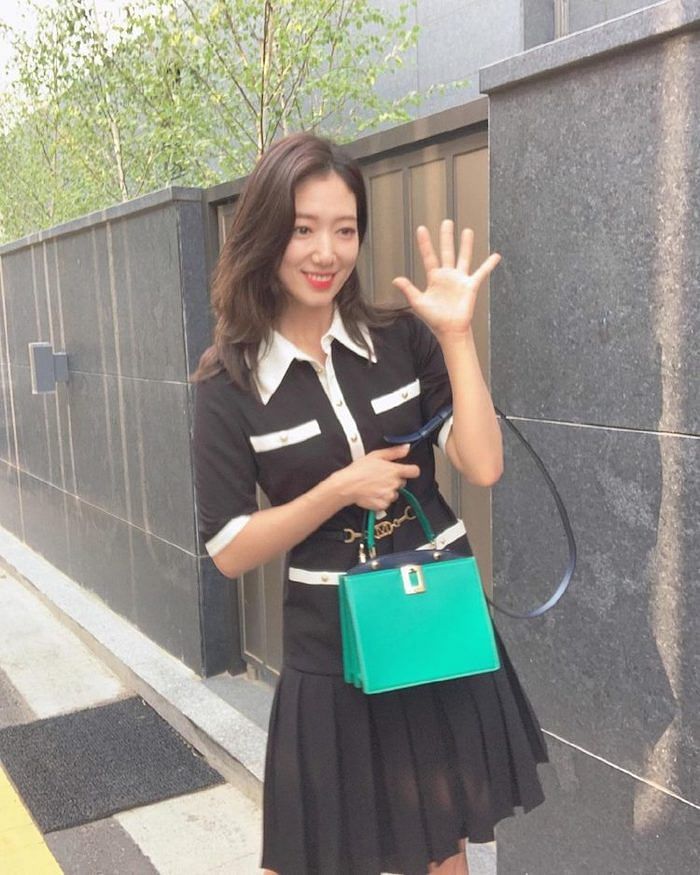This $300 petite crossbody bag is spotted on almost all your favourite  Korean stars - and here's where you can get it - AVENUE ONE