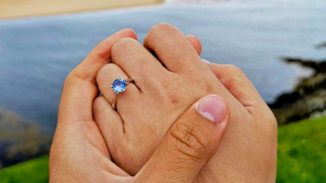 Alicia Vikander flashes her diamond wedding rings