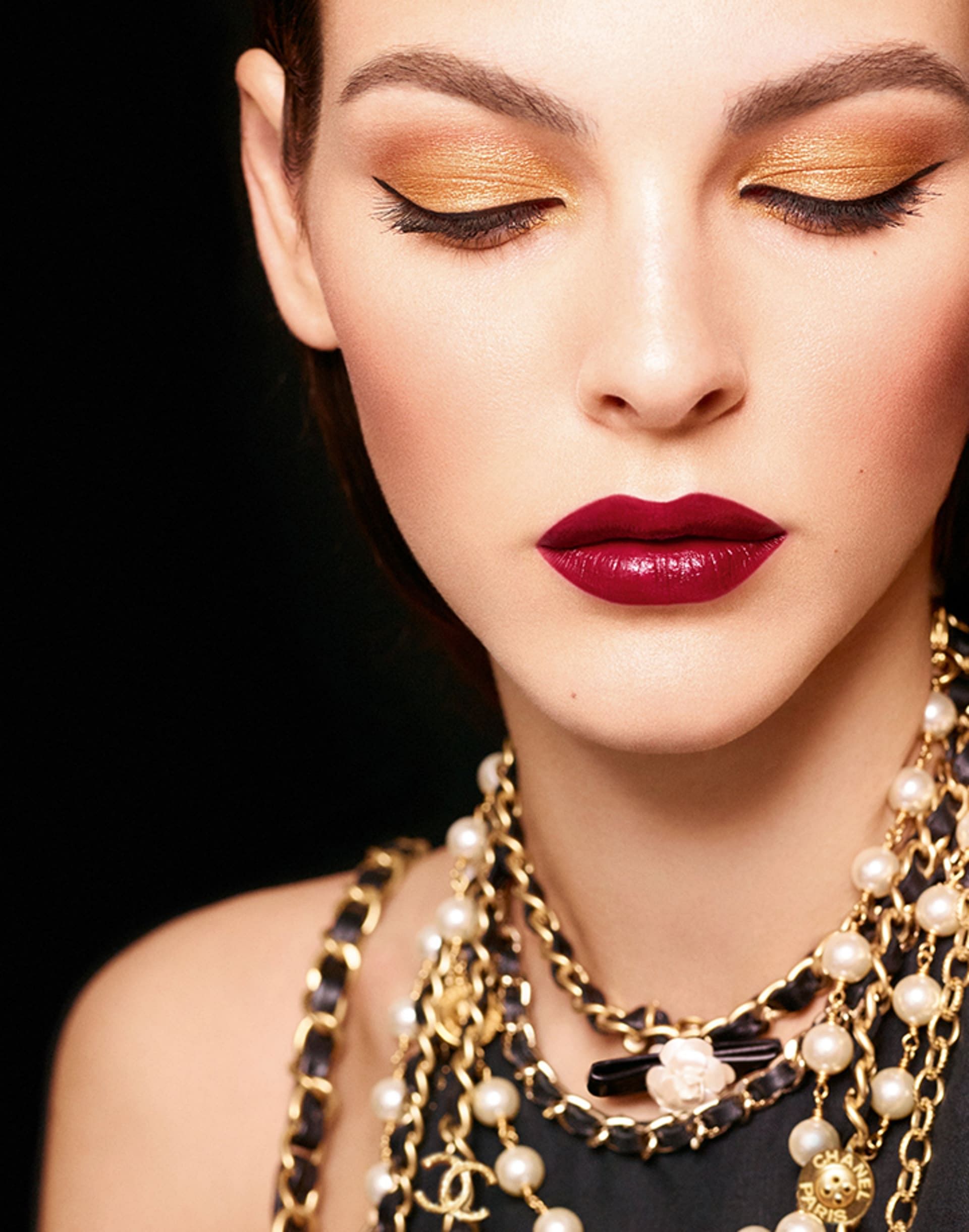 A radiant holiday makeup look achieved using Chanel’s new Les Chaines d’Or de Chanel collection.