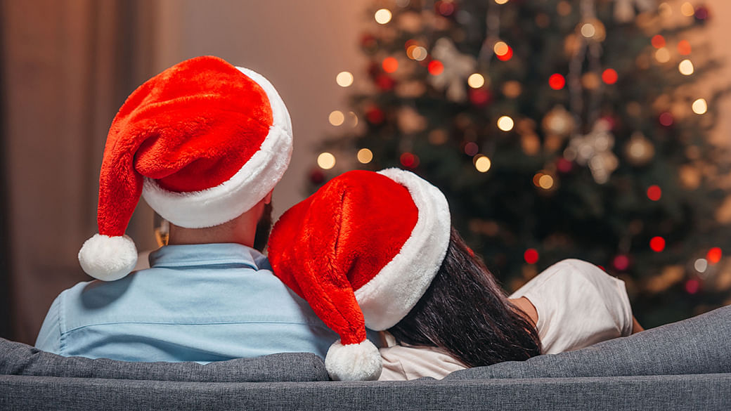 couple-in-santa-hats-how-to-have-a-wonderful-stay-home-christmas-celebration