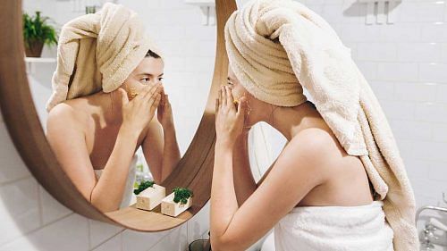 Hot And Humid Weather Giving You Maskne? Here Are 5 Fast-Acting Acne Treatments