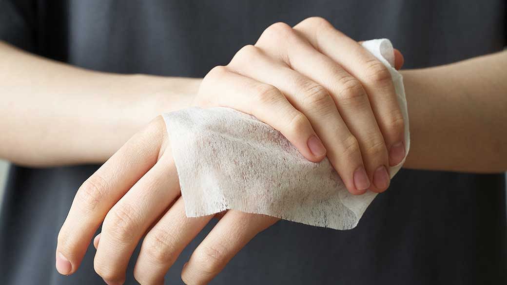 7 Best Cooling Body Wipes You Can Stash In Your Handbag