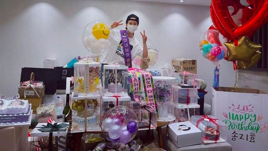 Song Ji-hyo posted photos of her surrounded by the baked goods and other presents on Instagram.