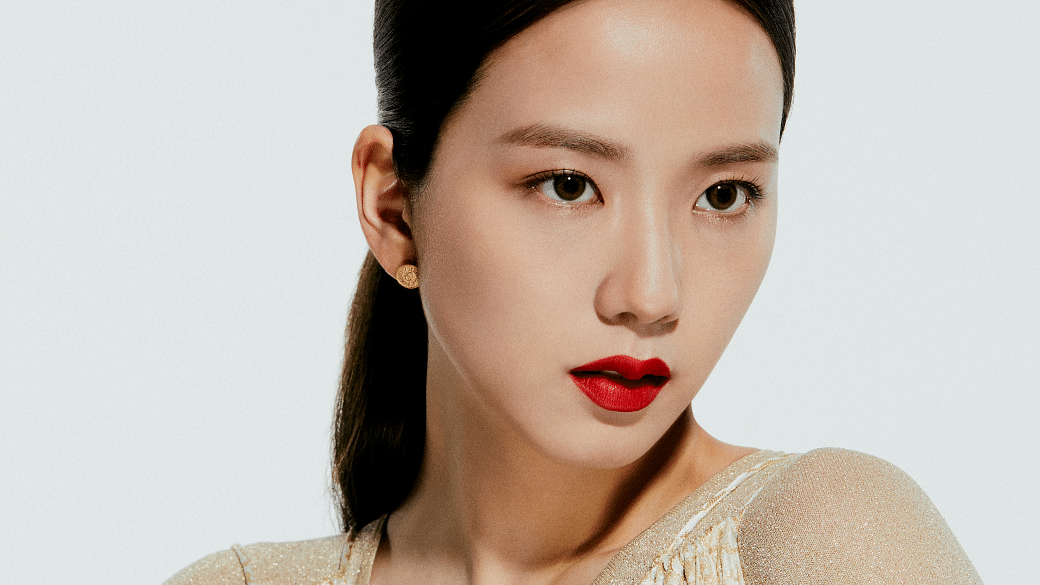 Jisoo's velvety matte puckers are created using Rouge Dior 999 Velvet.