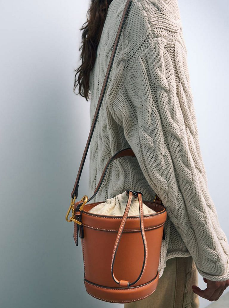 A crossbody bag that's stylish & light - une femme d'un certain âge