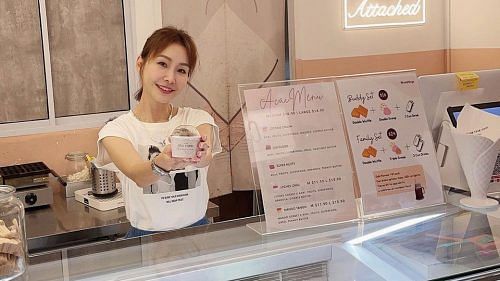 Ann Kok gives out free ice cream to entice fans to vote for her at Star Awards