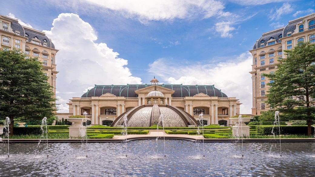 Grand Lisboa Palace Macau Resort facing the Jardim Secreto garden