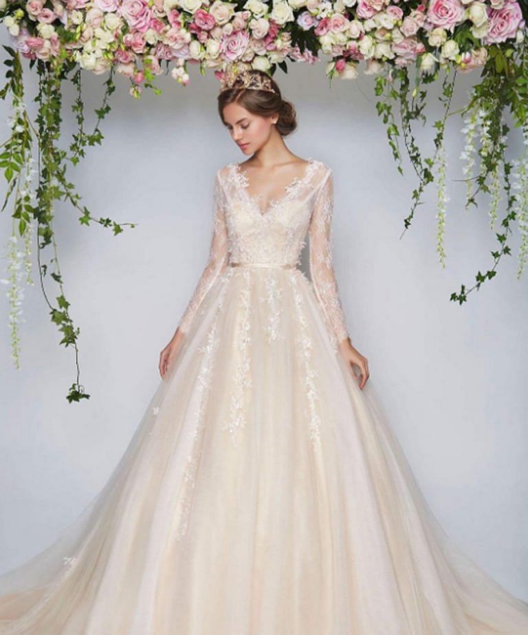 Customizable Arab Princess Sparkly Ballgown Wedding Dress With Sheer V  Neck, Sequins, And Puffy Skirt Perfect For Red Carpet Events And Celebrity  Occasions From Dresstop, $410.74 | DHgate.Com