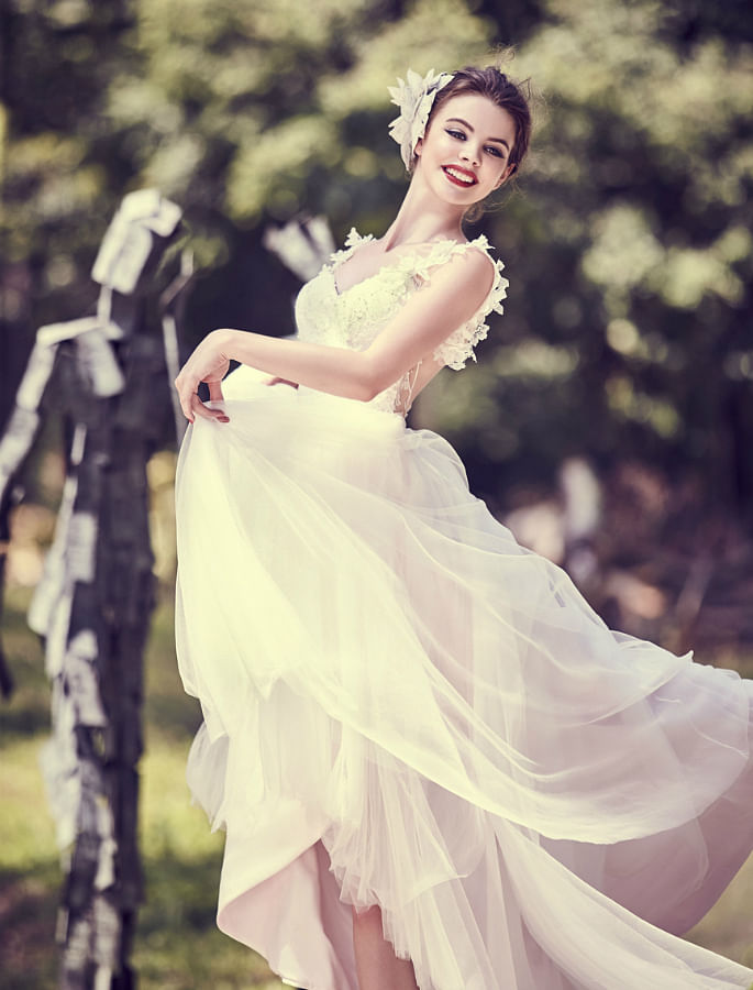 10 fun  flirty wedding  dresses  for your fun  casual wedding 