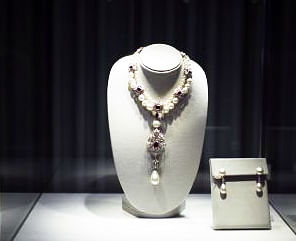 Elizabeth Taylor's jewellery destined for online sale