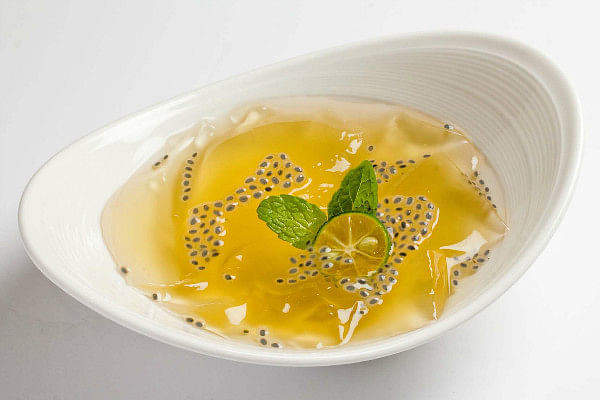 Seafood Paradise: Chilled Lemongrass Jelly in Lemonade