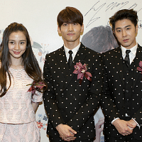 T OMG TVXQ and Angelababy are in Singapore.png