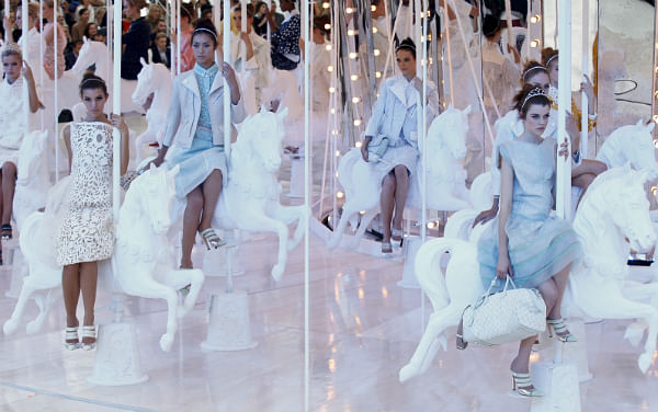 Forbedring Fremtrædende grådig Louis Vuitton shows carousel collection for Spring Summer 2012 - Her World  Singapore