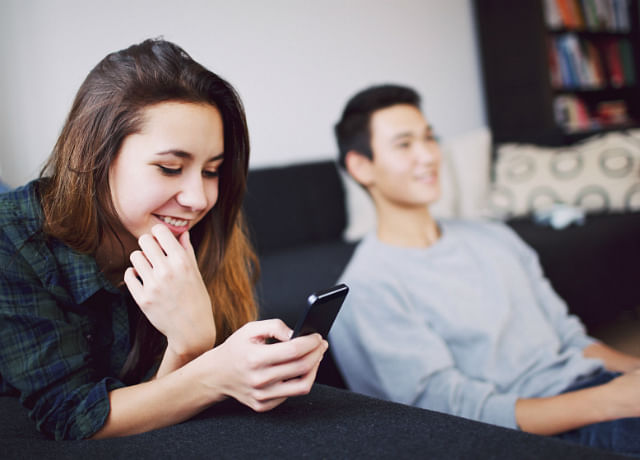 Does texting ruin relationships and cheapen intimacy with your partner