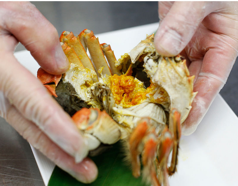 how to clean hairy crabs and remove carapace 