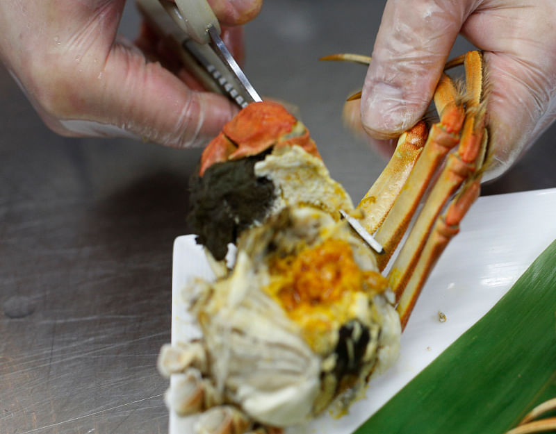 how to eat hairy crabs - how to cut crab legs and pincers